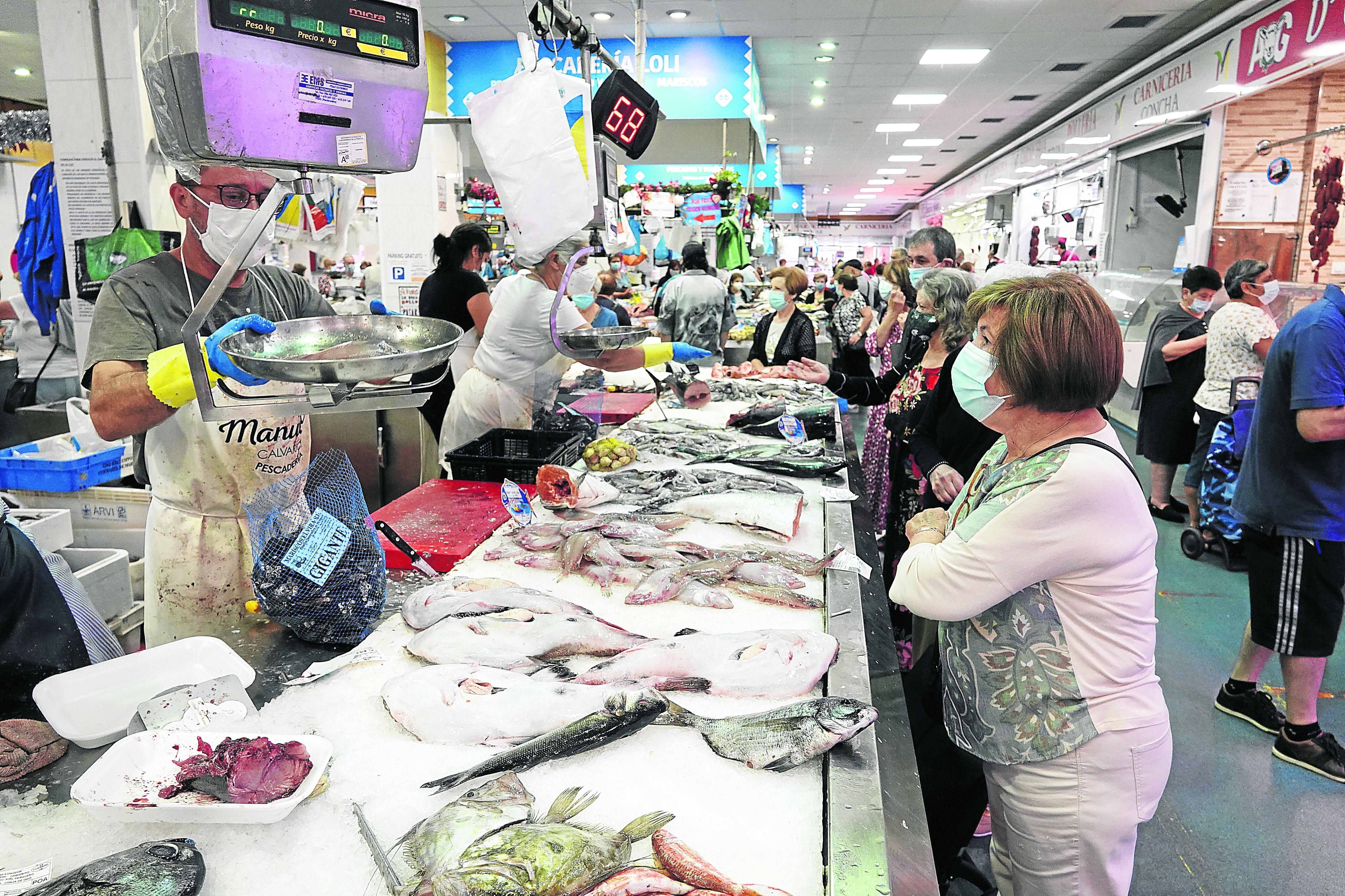 Puestos y clientes en el Mercado de abastos del Calvario, por la mañana.