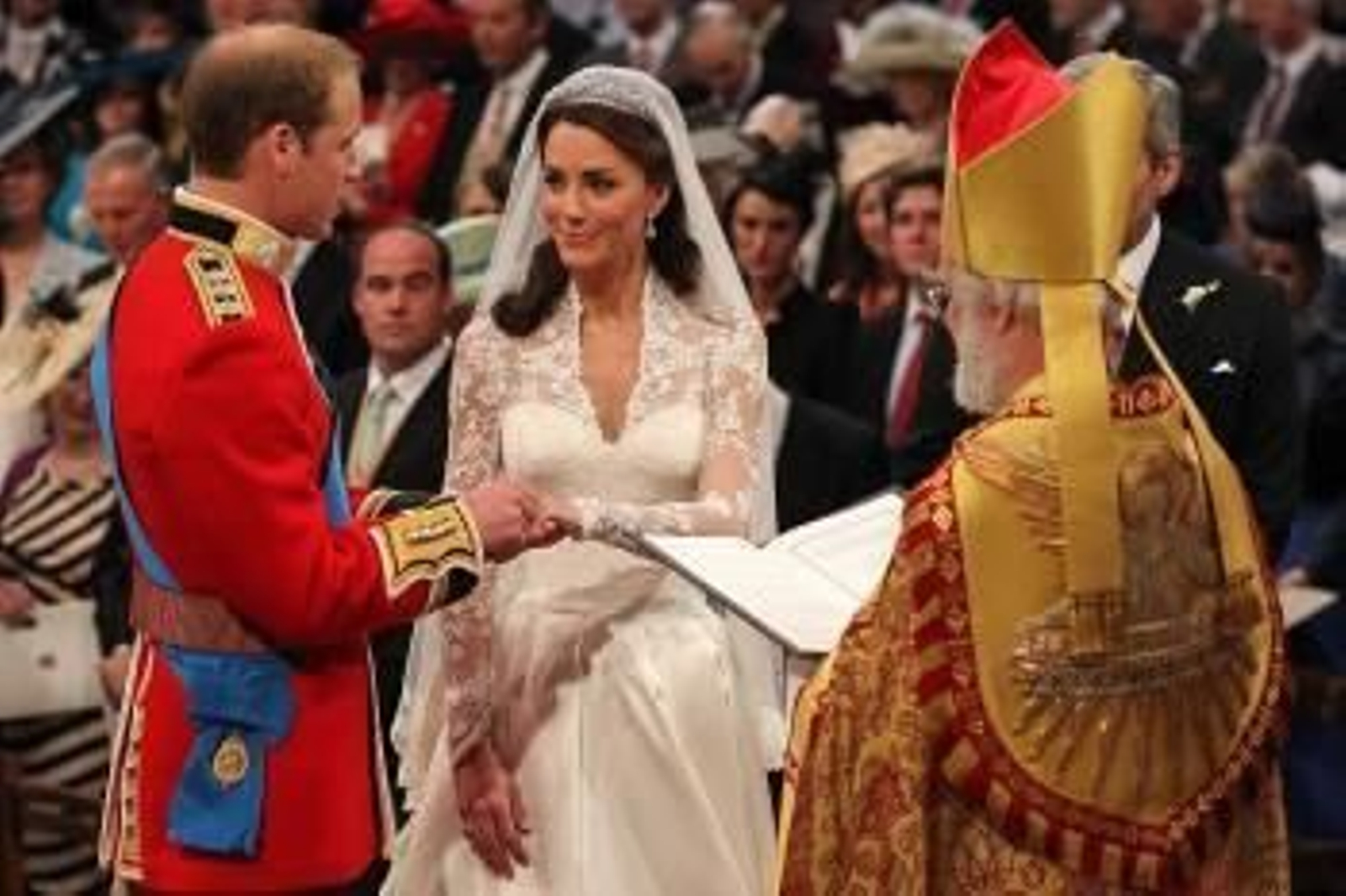 El príncipe Guillermo y Kate Middleton se intercambian los anillos durante su boda