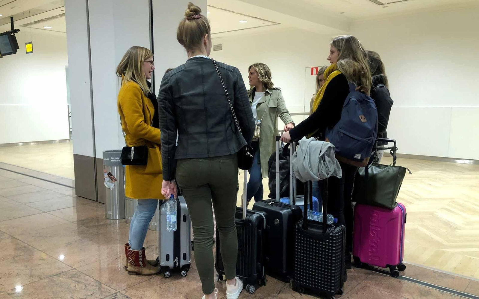Un grupo de pasajeros en el aeropuerto de Bruselas. EFE/Paula Boira