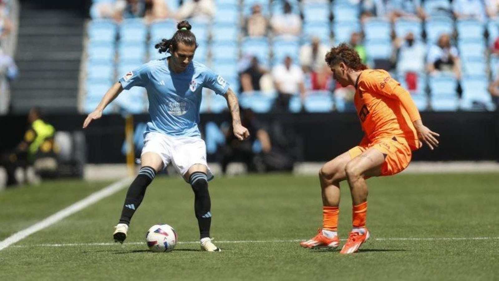 Miguel Rodríguez controla el balón en el Celta-Valencia en Balaídos.