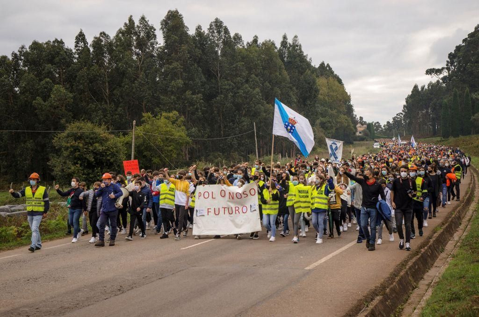 Los alumnos de A Mariña salieron a la calle con una pancarta pidiendo futuro para Alcoa.