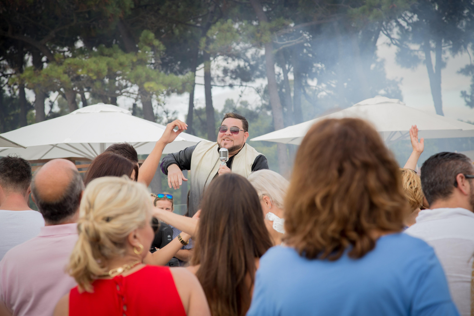 Ángel López, durante su actuación con el pinar de Samil al fondo.