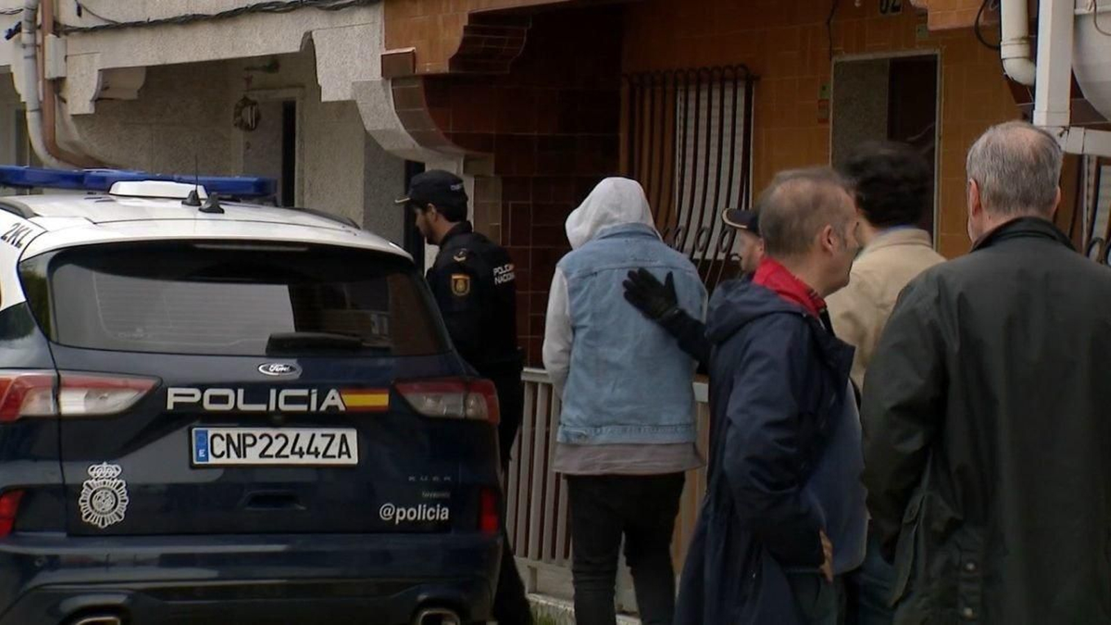 El detenido, durante el registro llevado a cabo en su vivienda el domingo.