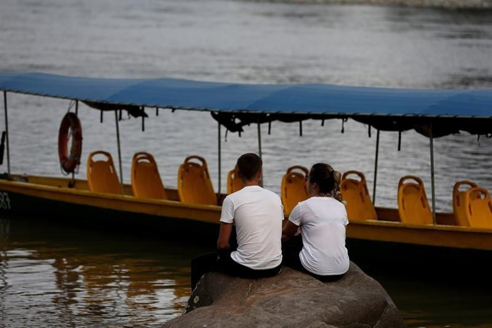 Amigos de Manuel Tundidor Cabral, desaparecido el pasado viernes tras ser arrastrado por la corriente de un río en la Amazonía, son vistos este lunes tras la suspensión momentánea de las labores de rescate