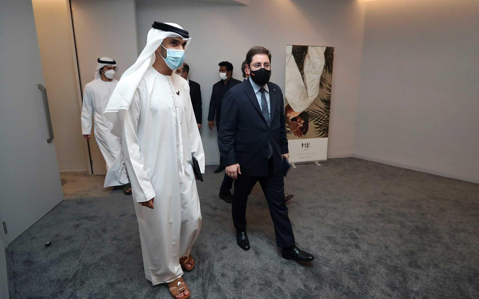 El secretario de Estado de España Global, Manuel Muñiz (d), con el ministro emiratí de Estado y Relaciones Exteriores, Thani Ahmed al Zeyoudi (i). EFE/Ali Haider