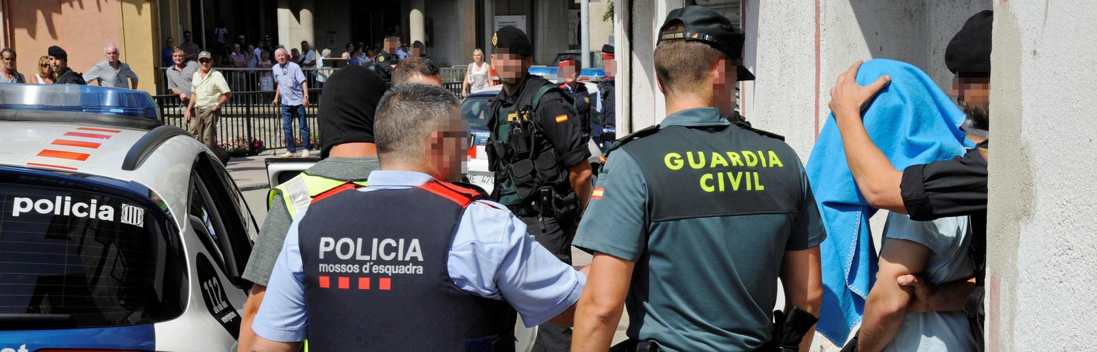 Guardia Civil y Mossos d'Esquadra en Ripoll (Girona)