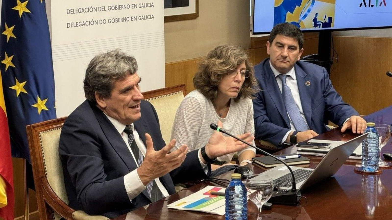 Escrivá, con la secretaria de Estado y presidenta de la Aesia, Mayte Ledo, y el delegado del Gobierno, Pedro Blanco.