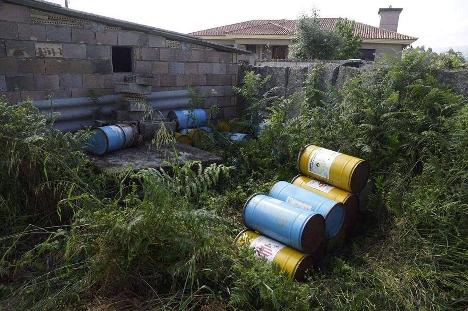Barriles de material pirotécnico acumulado en un almacén.