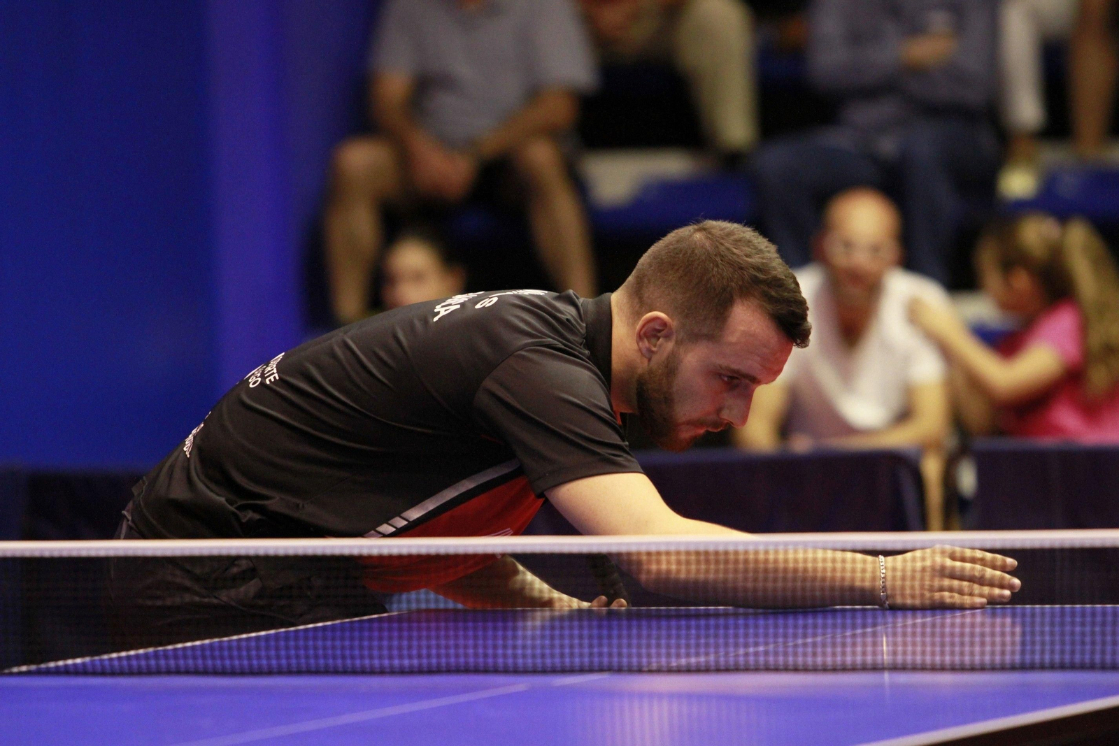 Diogo Silva se prepara para realizar una saque en un partido de esta temporada.