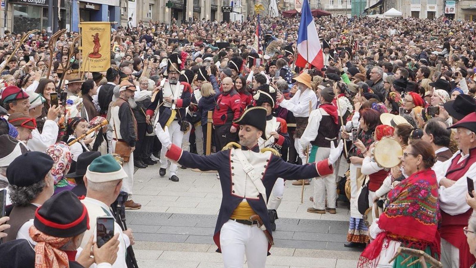 La Porta do Sol se llenó al completo para poder seguir la representación de la expulsión del ejército francés de Vigo.