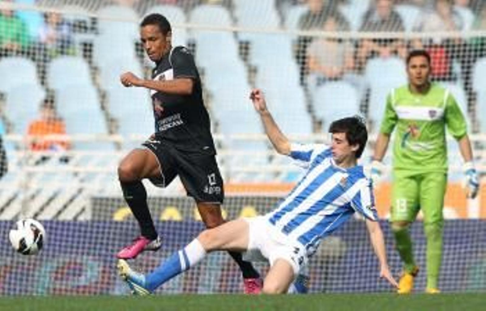 El jugador de la Real Sociedad, Rubén Pardo (d), lucha un balón con Valdo, del Levante U.D (Foto: EFE)