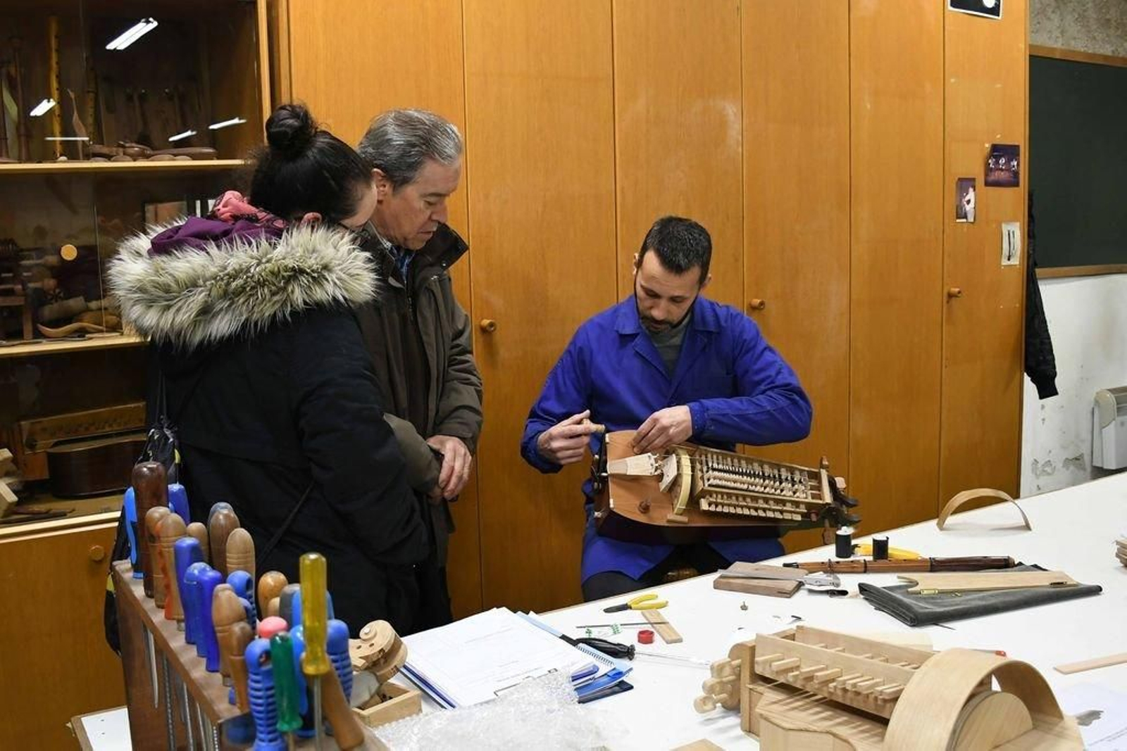 Uno de los alumnos de Artes e Oficios muestra las técnicas de construcción de una zanfona.