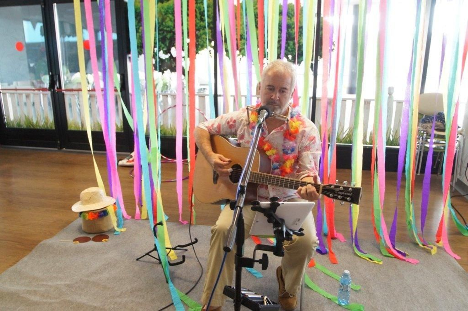 Fiesta hawaiana en el hospital Alvaro Cunqueiro Foto  Vicente Alonso 10