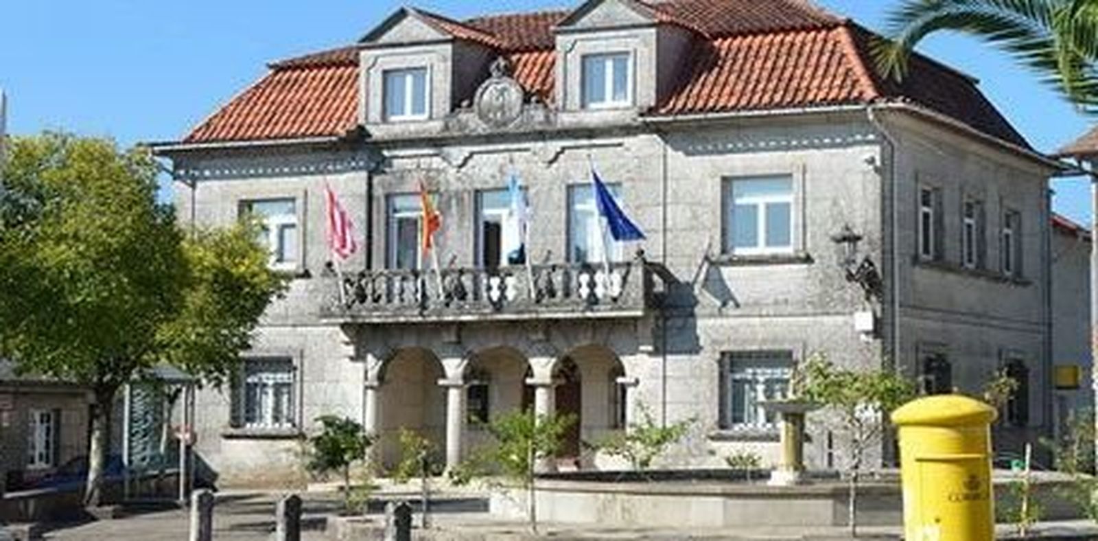 La Casa Consistorial fue reformada este mandato con subvención de la Xunta.