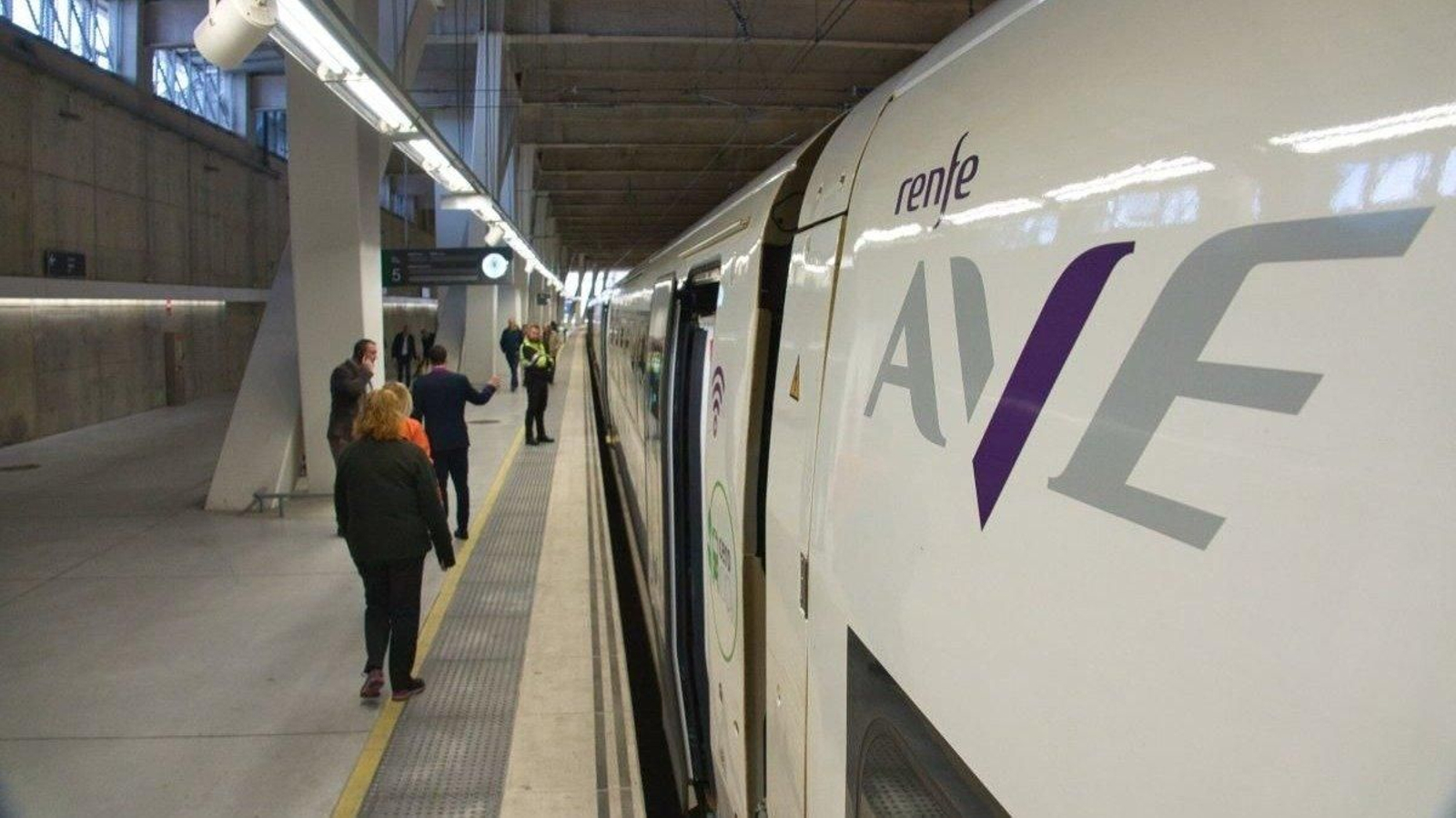 El tren Avril S106 estacionado en la estación de Urzaiz en una de sus últimas pruebas de fiabilidad.