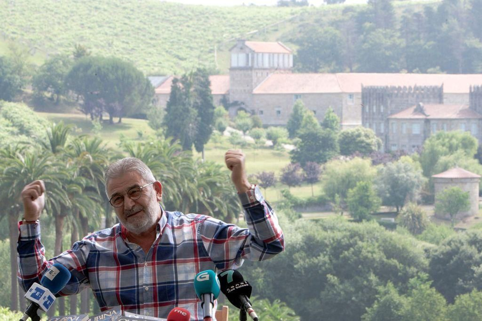 Oubiña, en la presentación de un libro ante el Pazo Baión.