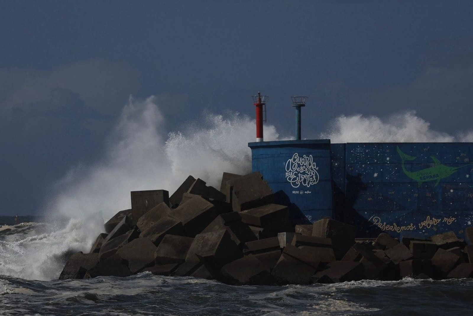 Las olas chocan con fuerza contra la costa de A Guarda.