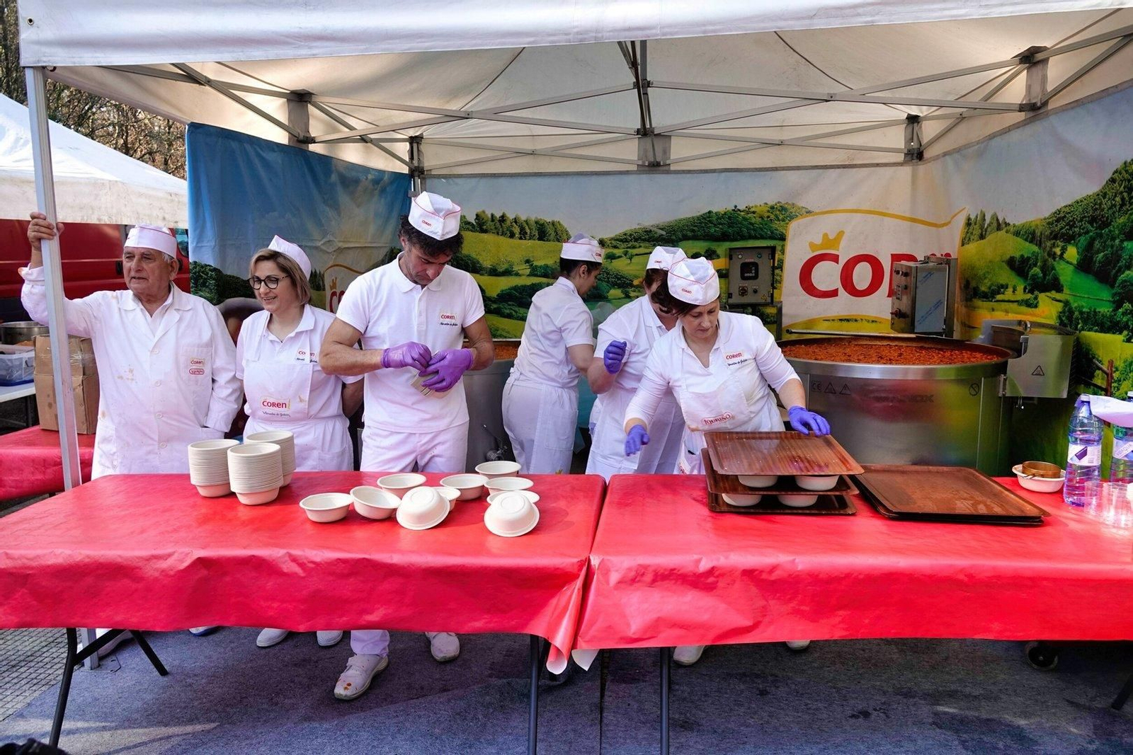 Comida en el mitín de Feijóo.