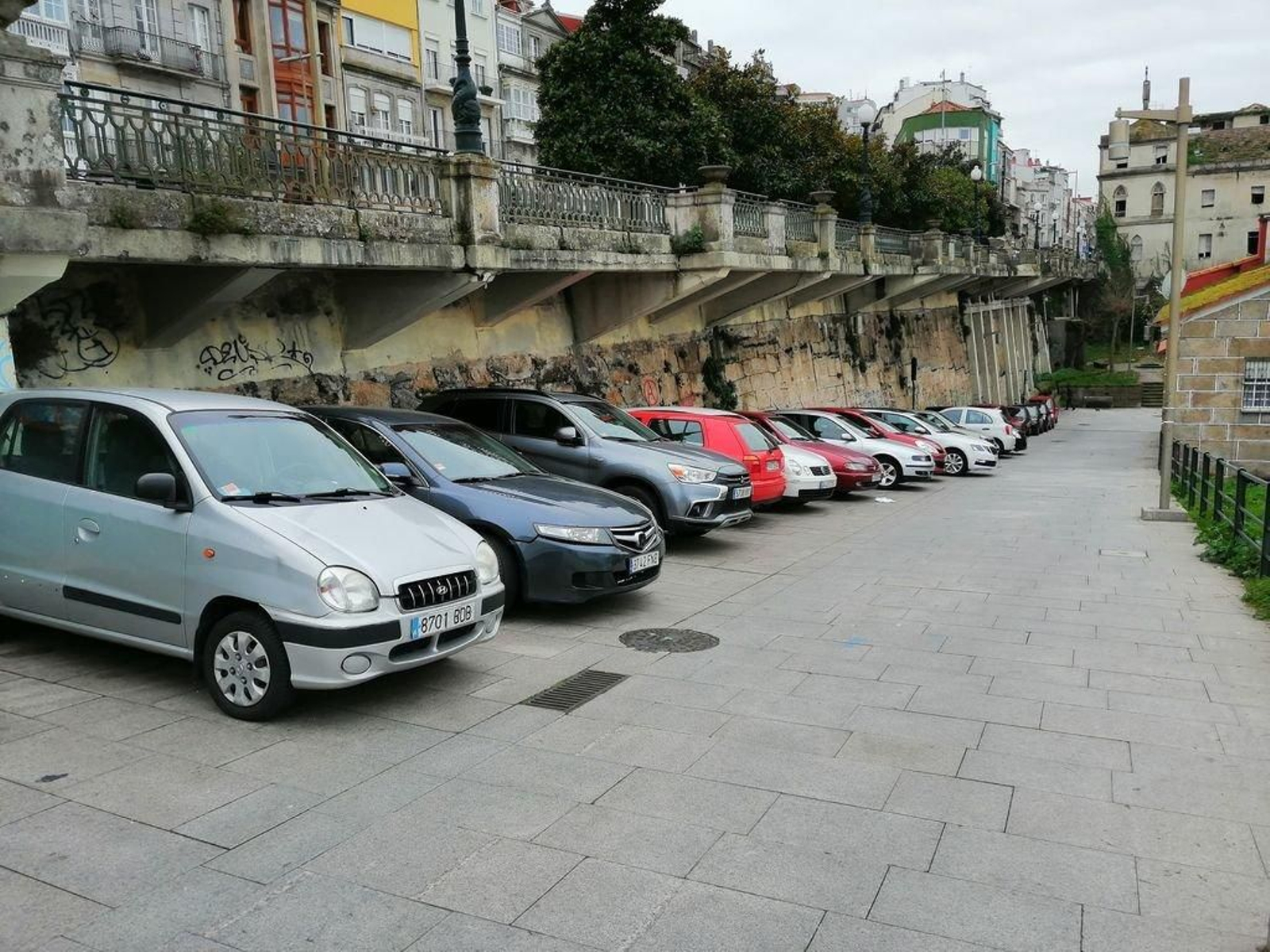 Coches aparcados en Pobladores, donde hay el mayor número de plazas del barrio.