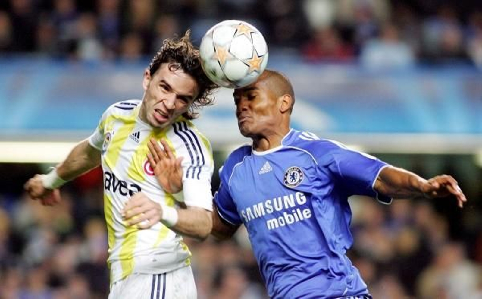 Gromly y Malouda luchan por el control del balón.