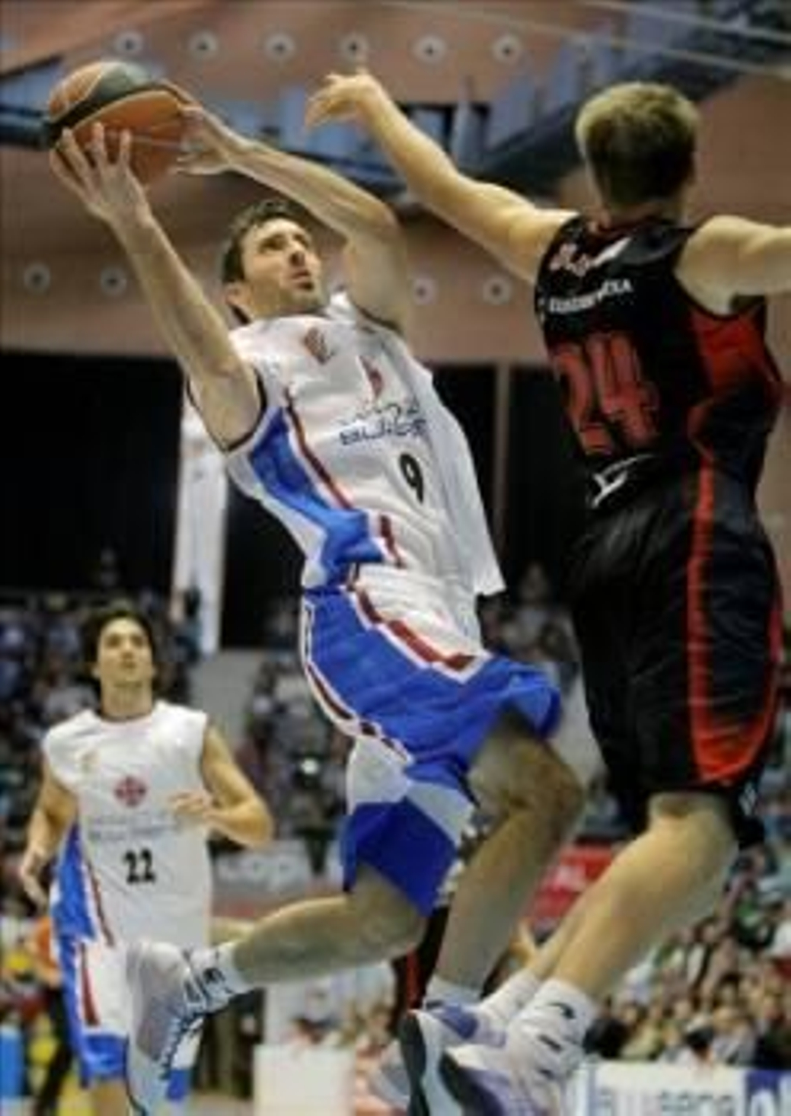 l escolta italiano del Xacobeo Blu:Sens, Javier Bulfoni, entra a canasta ante la presión el escolta estadounidense del Caja Laboral, Brad Oleson. (Foto: Lavandeira Jr.)