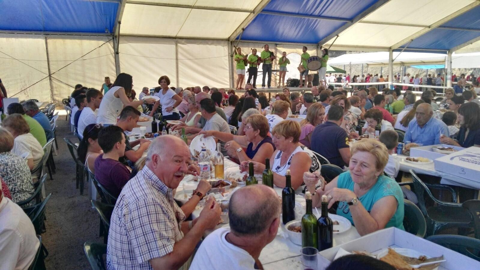 Chenlo llenó ayer la carpa dedicada a la fiesta del cabrito, del que no quedó ninguna pieza.