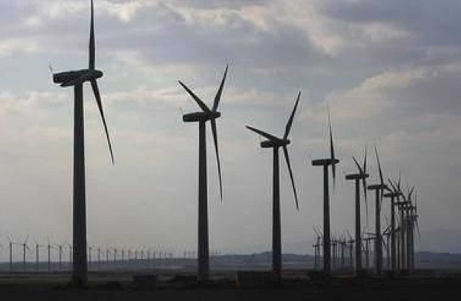 En la imagen, varios molinos de viento.