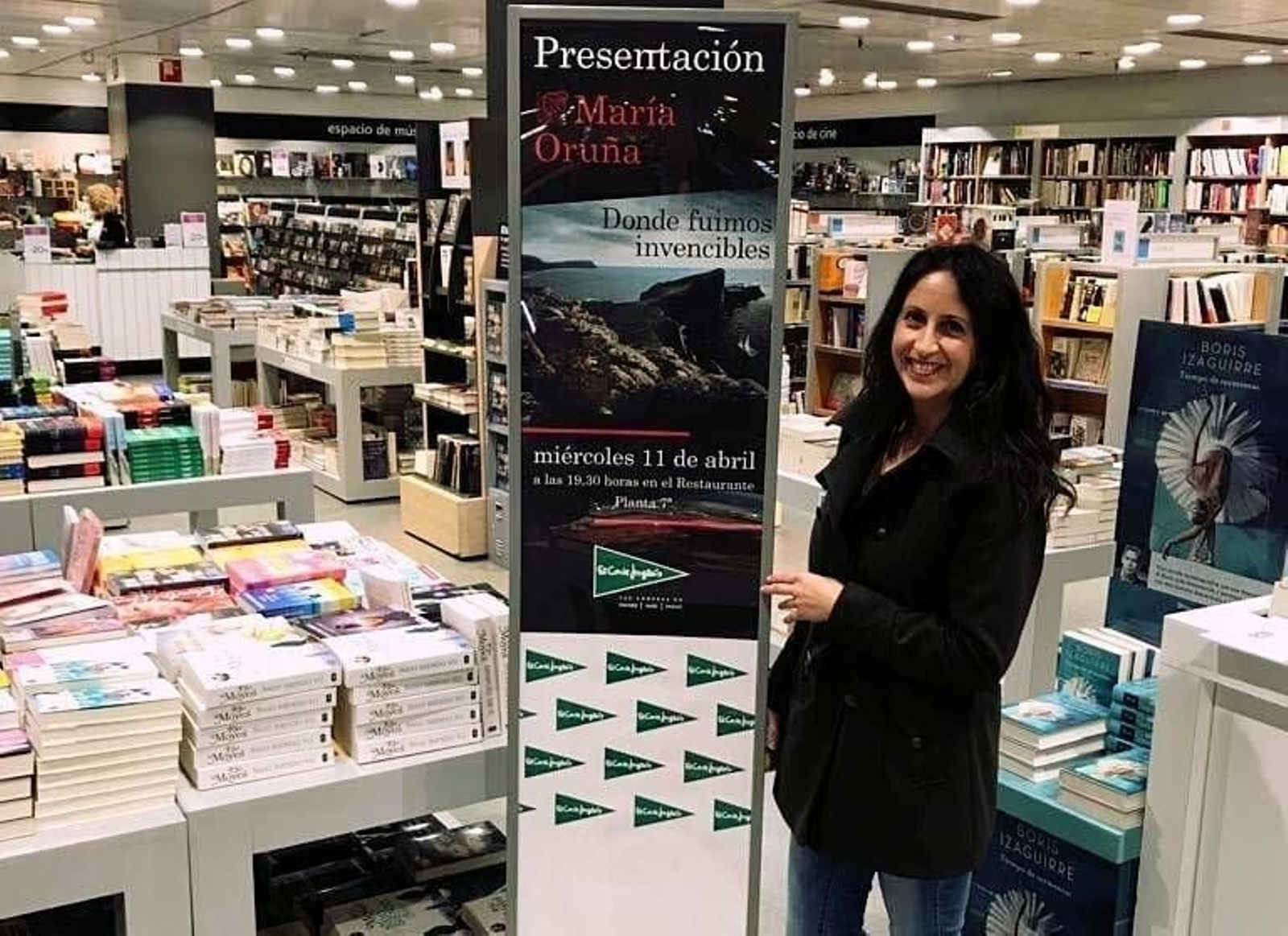 María Oruña, con el cartel que anuncia la presentación de esta tarde en Vigo.