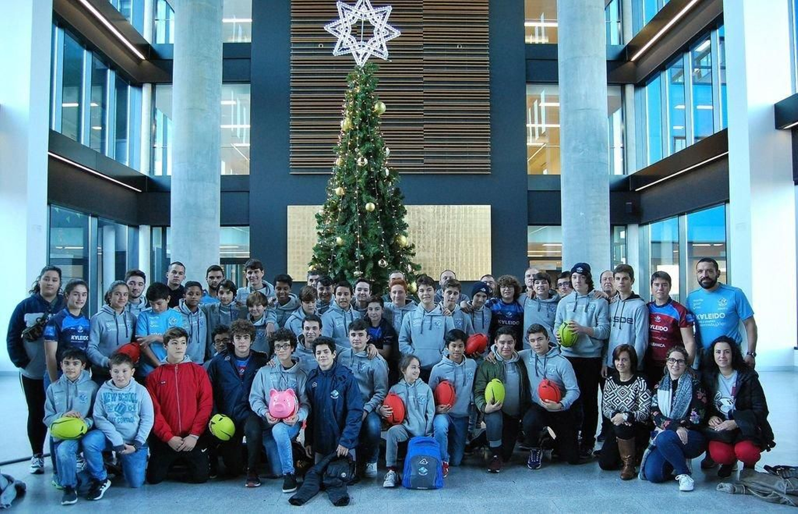 El equipo Vigo Rugby visitó a los niños del HAC