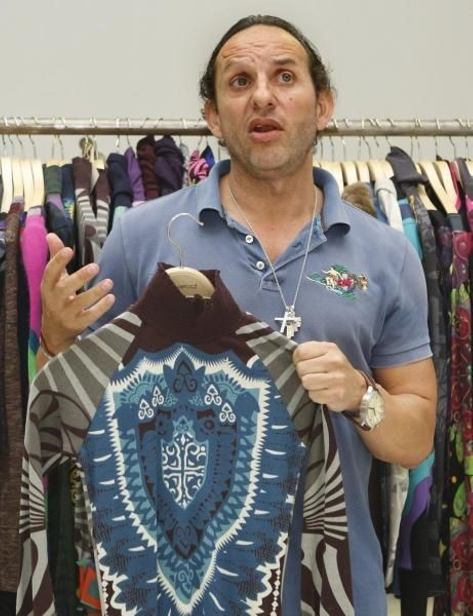 Custo Dalmau muestra uno de sus diseños. (Foto: EFE)