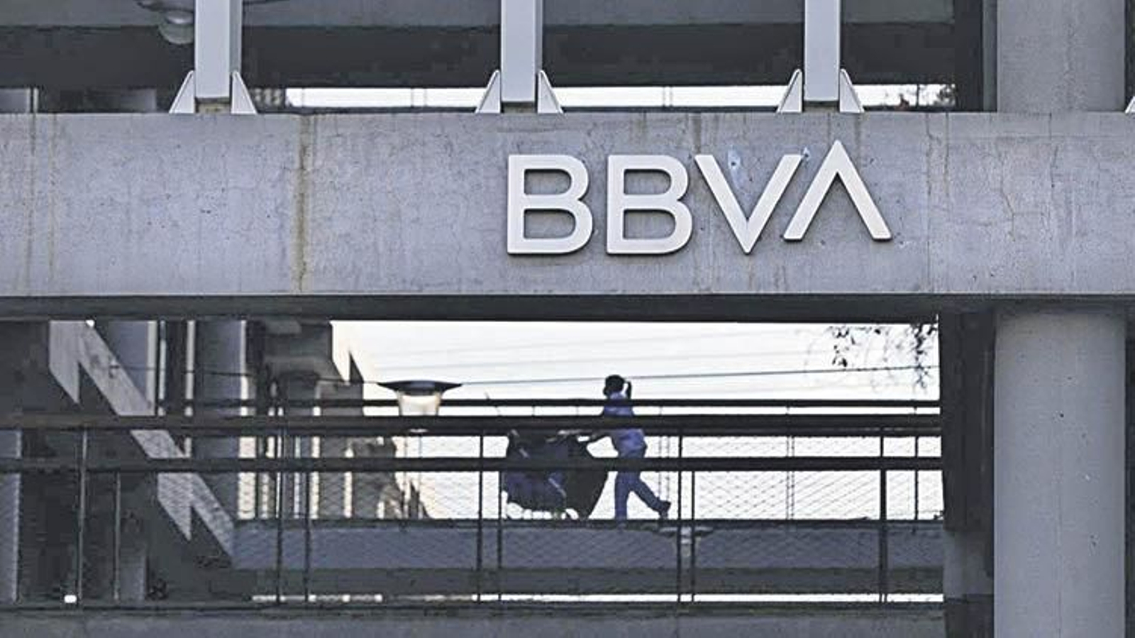 Exterior de unas oficinas del BBVA.
