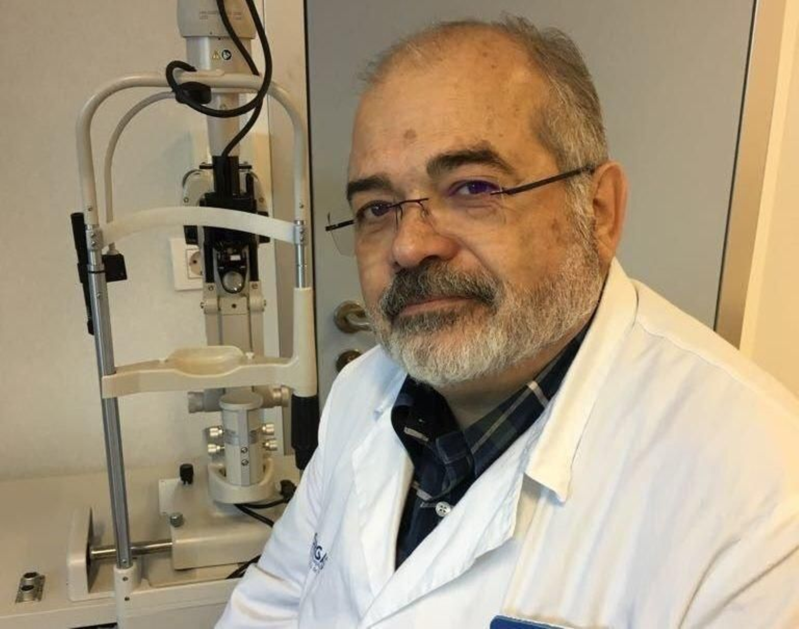 El oftalmólogo del Complejo Vigués Javier González.