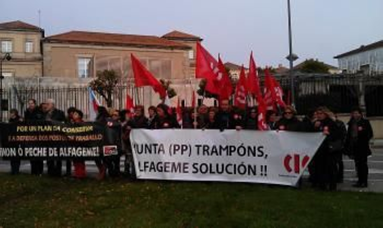 La protesta, ayer ante la Xunta.