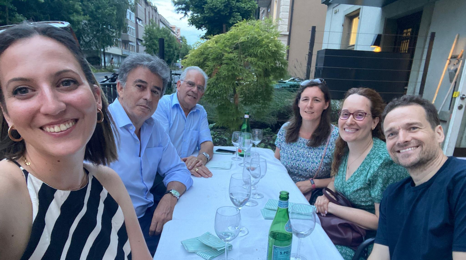 De izq. a dcha.: Mery Ballester, (consejera en el CGCEE por Suiza), Juan Carlos Gafo, (Cónsul General de España en Zurich), José Gil, (de "As Xeitosiñas), Noelia González, Amparo Martínez (consejera en el CGCEE por Suiza) y Juan Faus, presidente del CRE de Zurich