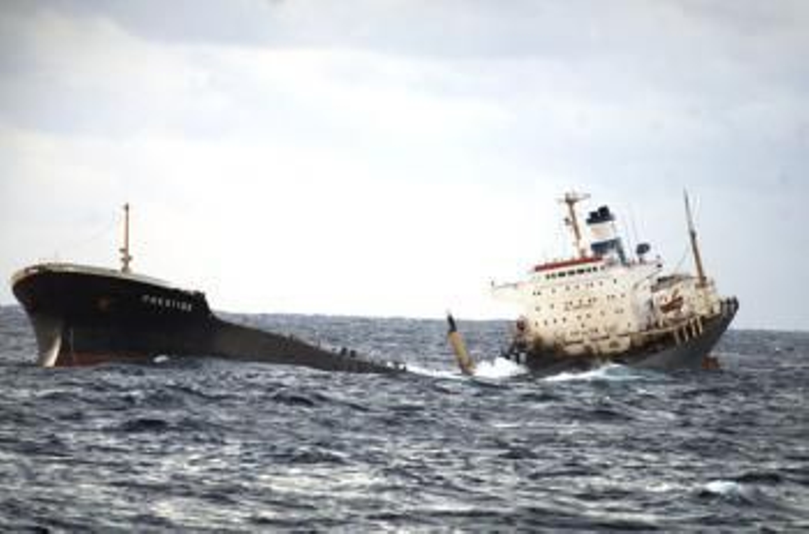 El 13 de noviembre de 2002 el petrolero griego 'Prestige' alerta de una vía de agua. Lleva 77.000 toneladas de fuel. El día 19 se hunde frente a Fisterra.