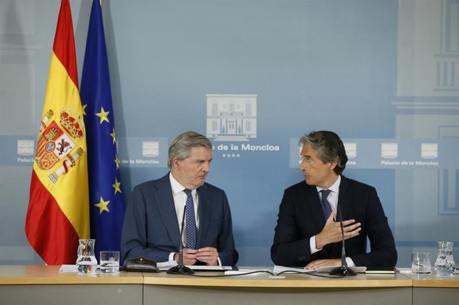Los ministros de Educación, Iñigo Méndez de Vigo (i) y de Fomento, Iñigo de la Serna
