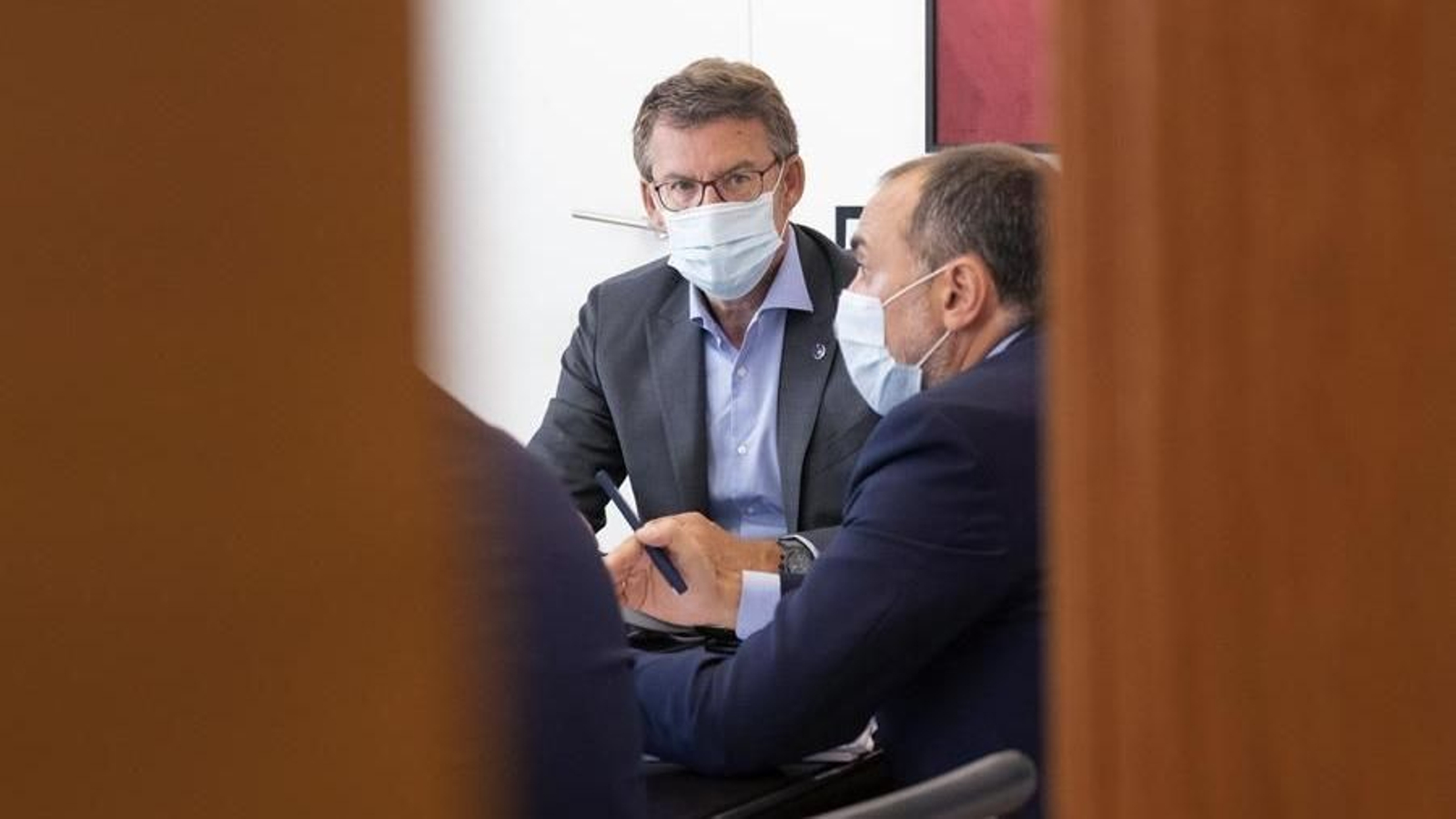 El presidente de la Xunta, Alberto Núñez Feijóo, (i) y el conselleiro de Sanidad, Julio García Comesaña, (d) durante la reunión del comité clínico de expertos que han mantenido este miércoles en Santiago