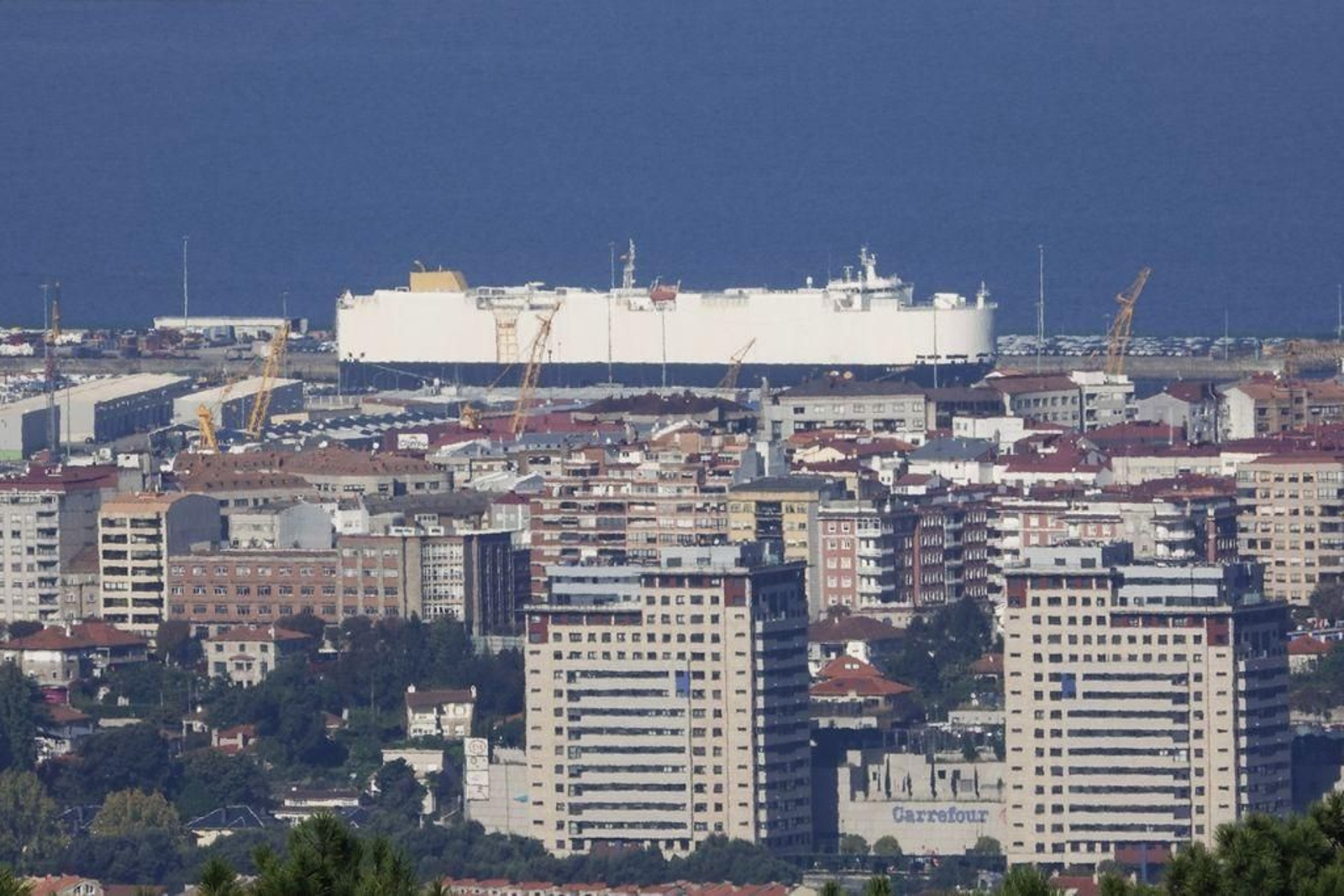 El "Passero", un buque de transporte de vehículos para exportación, se encontraba ayer operando en la terminal de Bouzas, que parecía quedarse pequeña para sus cerca de 200 metros de eslora. Son cada vez más habituales en Vigo.