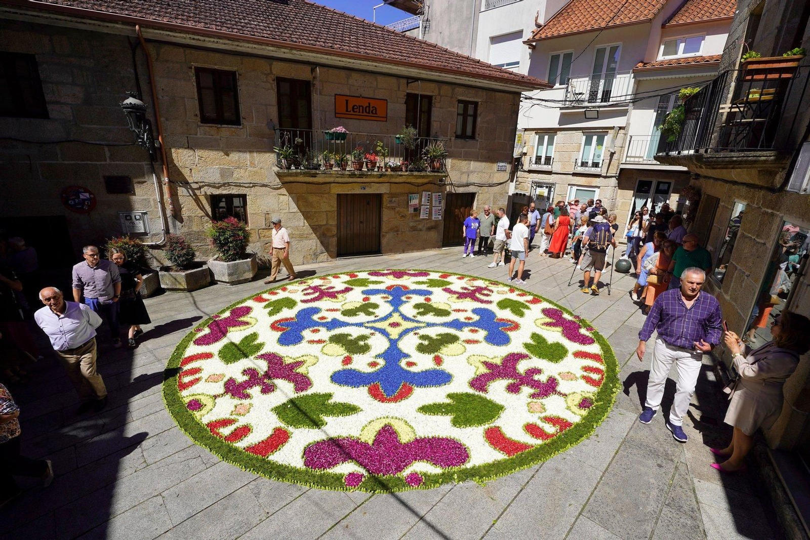 Alfombras florales en la Festa da Coca de Redondela 2024.