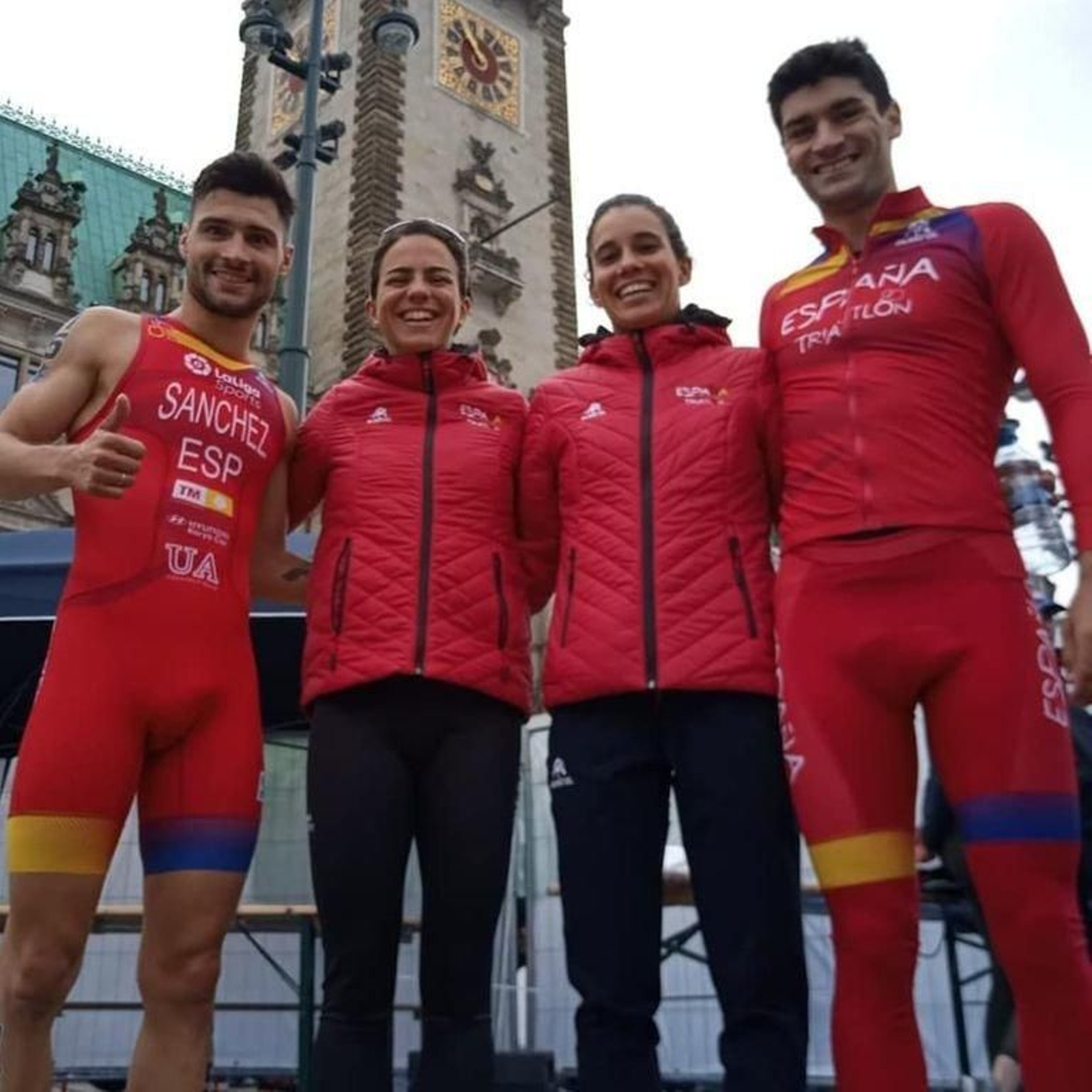 Serrat (derecha) posa junto a sus compañeros de la selección.