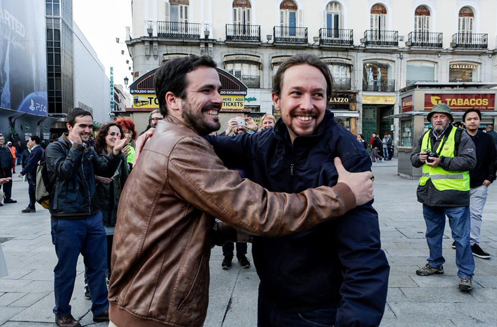 Alberto Garzón y Pablo Iglesias se abrazan tras concretar su pacto para concurrir en las elecciones.