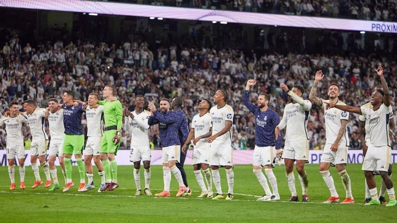 Los jugadores celebran la victoria.