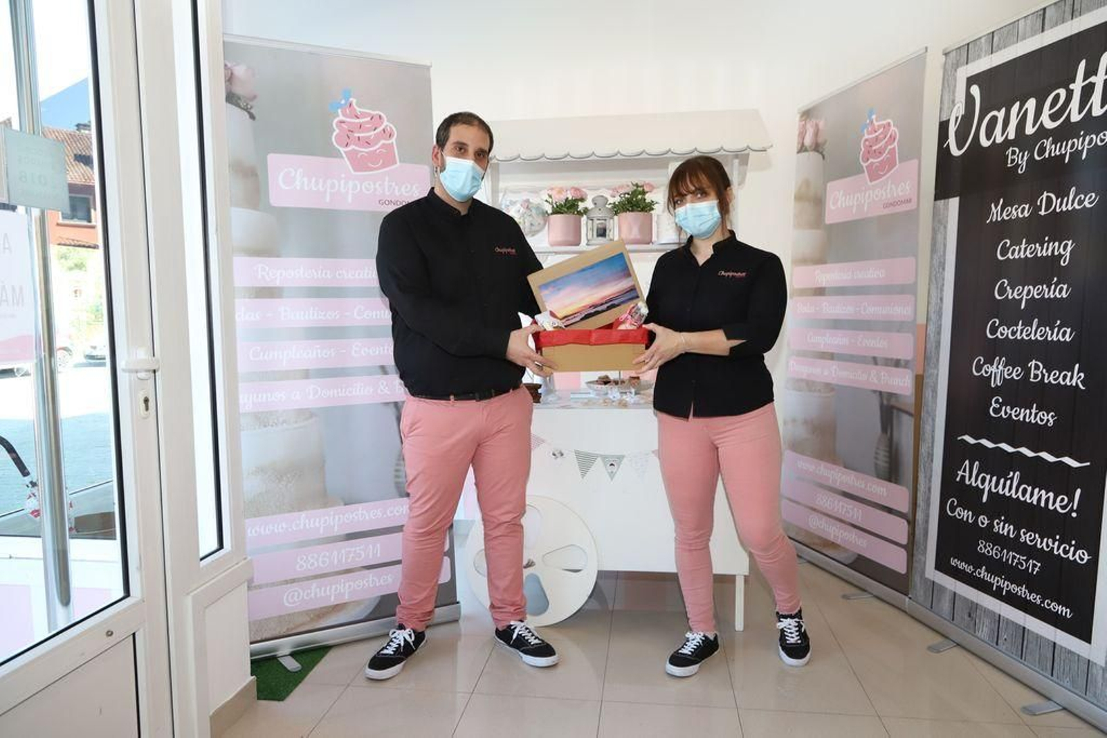 Manuel Vila y Águeda Ubeira en la mañana de ayer desde 'Chupipostres' en Gondomar