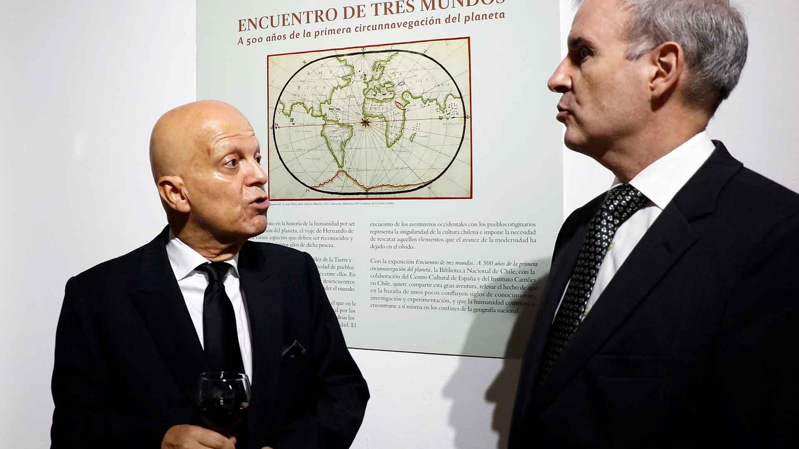 AME00. TEGUCIGALPA (HONDURAS), 20/10/2021.- El embajador de Chile, en Honduras (i), Enrique Barriga Larraín; el embajador de España (d), Guillermo Kirkpatrick de la Vega, asisten a la inauguración de la exposición Encuentro de tres mundos en Tegucigalpa. A 500 años de la primera circunnavegación del planeta hoy, miércoles 20 de octubre, en el edificio del Centro Cultura de España enTegucigalpa (Honduras). EFE/Humberto Espinoza 