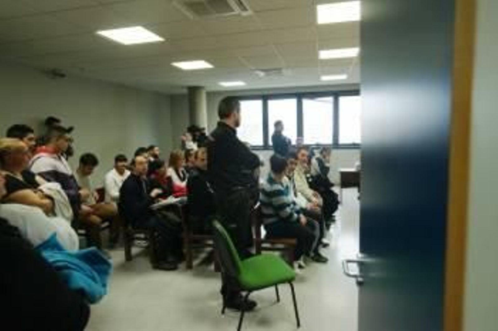 Los siete imputados, ayer, durante la celebración del juicio, en la sección quinta de la Audiencia (Foto: VICENTE)