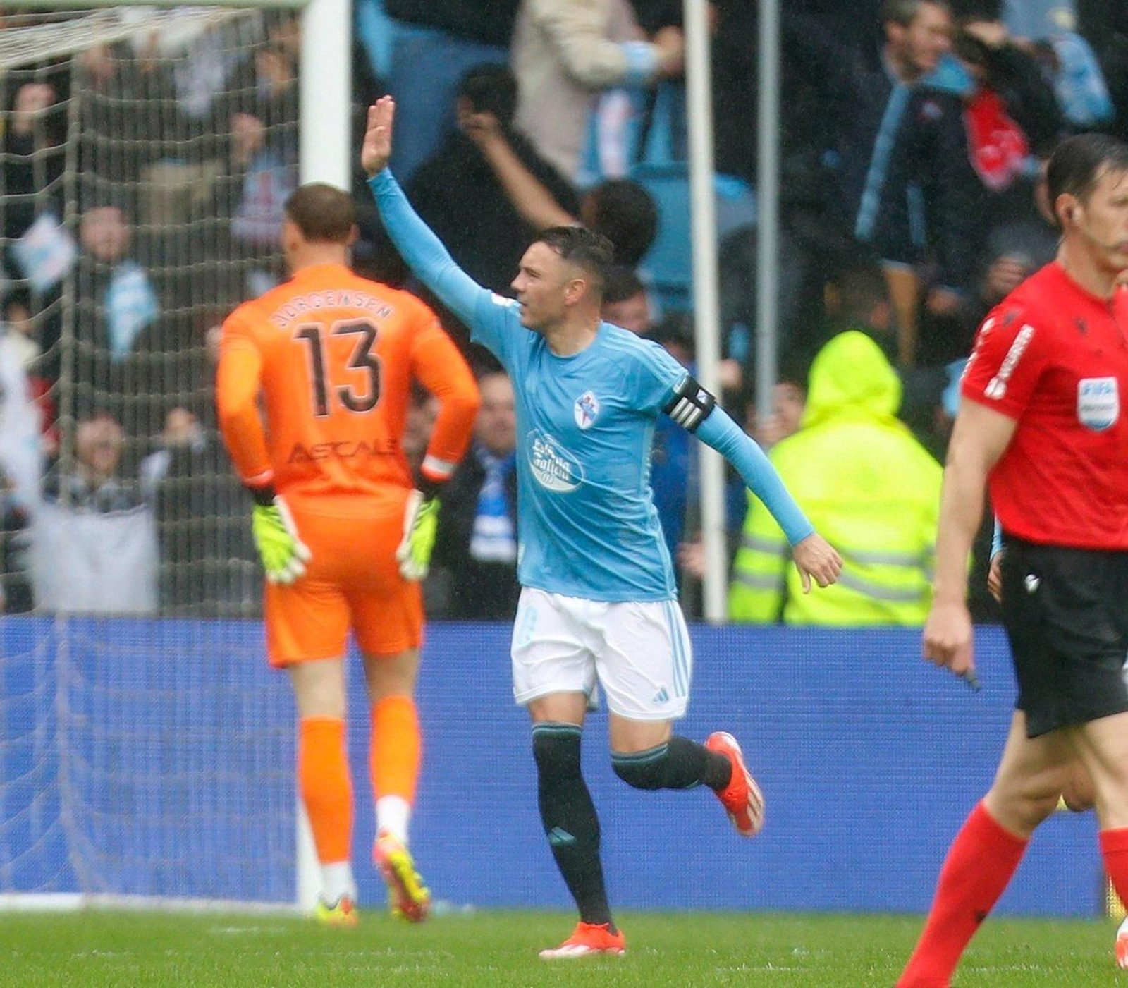 Aspas saluda a la afición.