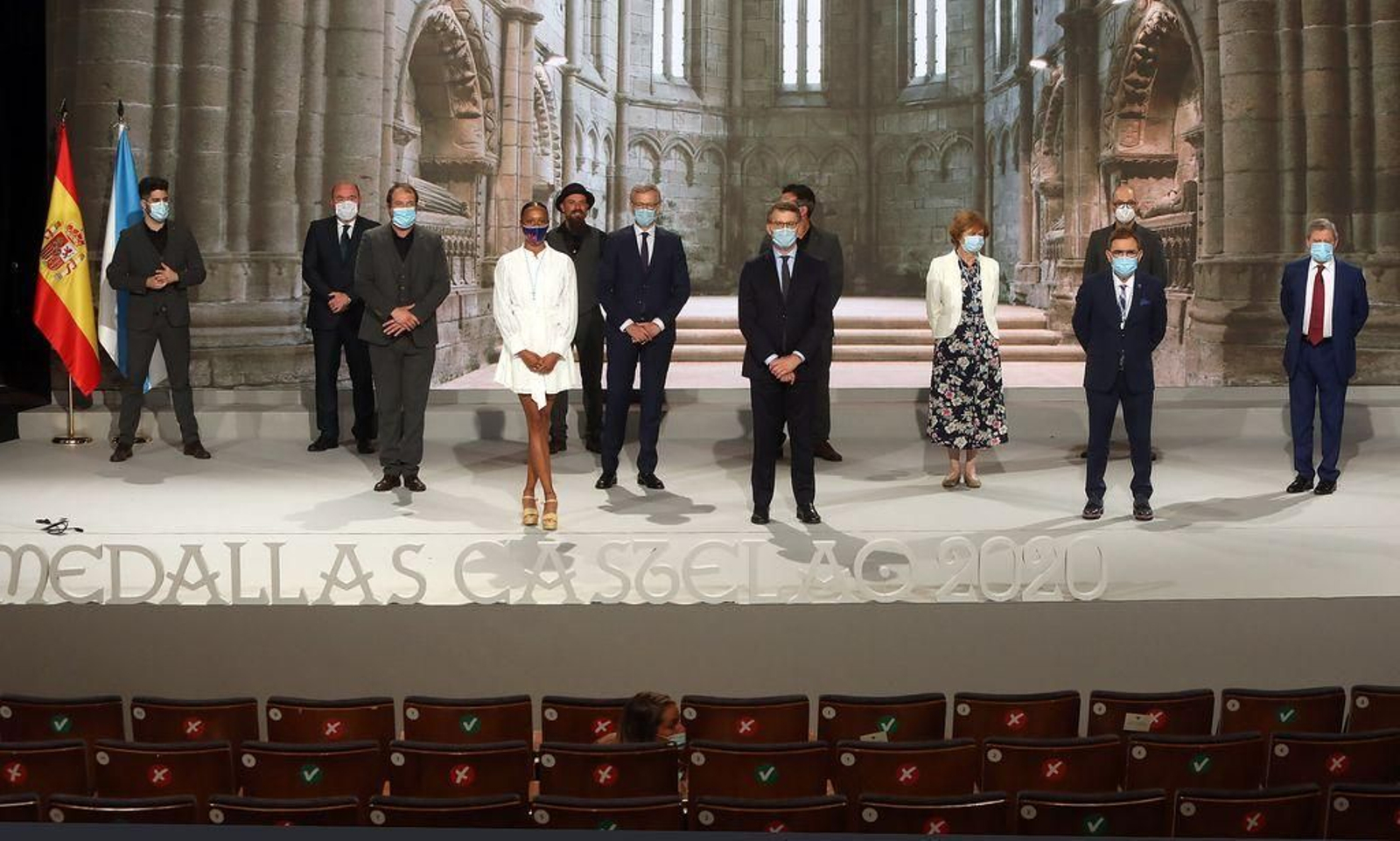 Núñez Feijóo y Rueda posan con los galardonados con las Medallas Castelao al término del acto de entrega