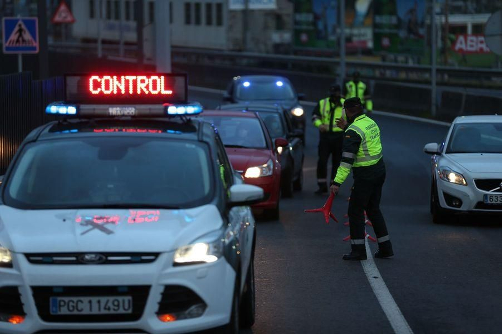 La Guardia Civil realiza controles en los accesos a la ciudad para vigilar la movilidad // Alberte