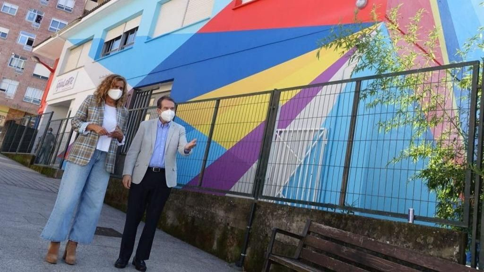 El alcalde Abel Caballero y la primera teniente de alcalde y presidenta provincial, Carmela Silva, visitaron  las instalaciones de Igualarte, en la calle Palencia 34, para conocer el colorido resultado del trabajo de Flix y del alumnado de la fundación, parte de la sexta edición del programa “Vigo, cidade de cor”.