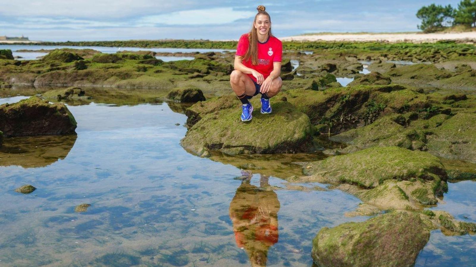 La alicantina y su reflejo posan para Atlántico en la desembocadura del Miño.